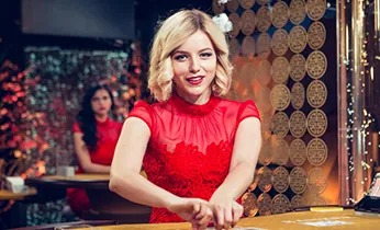 Biểu tượng cược Hòa trên bàn Baccarat với các chip xanh.